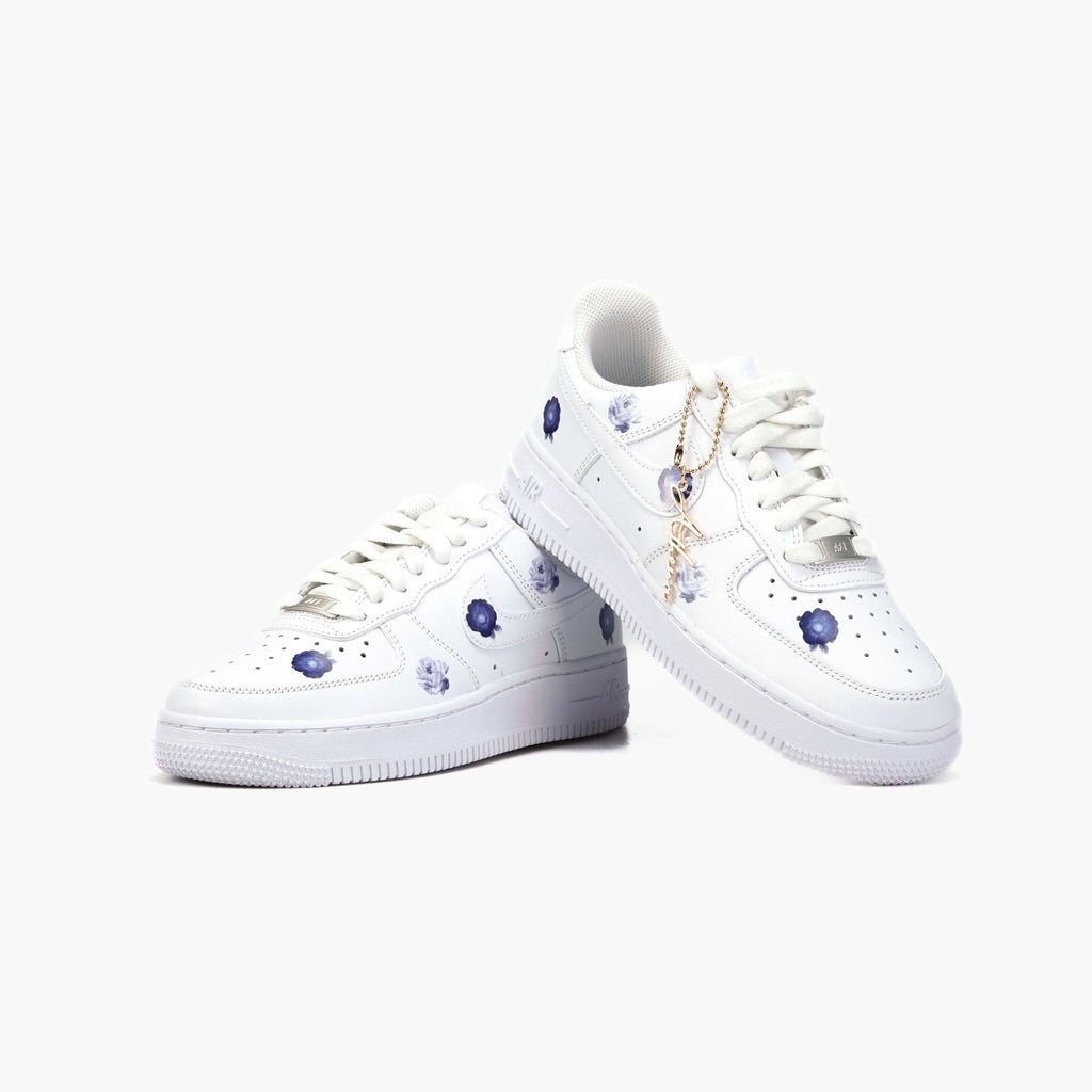 Custom Sneaker Nike AIR Force 1 Custom Sneaker Blumen Rosen Blau Weiß klein Handgemachte Schuhe von Athena