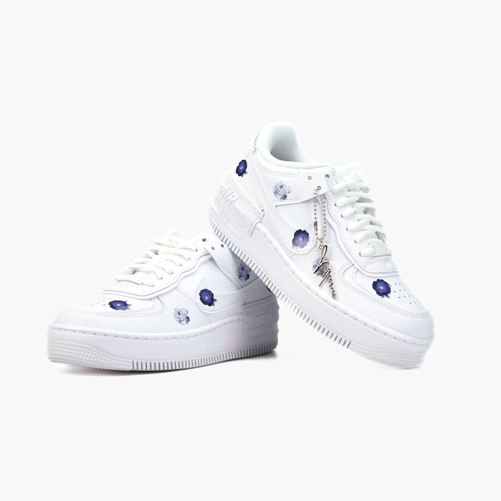 Custom Sneaker Nike AIR Force 1 Custom Sneaker Shadow 1 Blumen Rosen Blau Handgemachte Schuhe von Athena