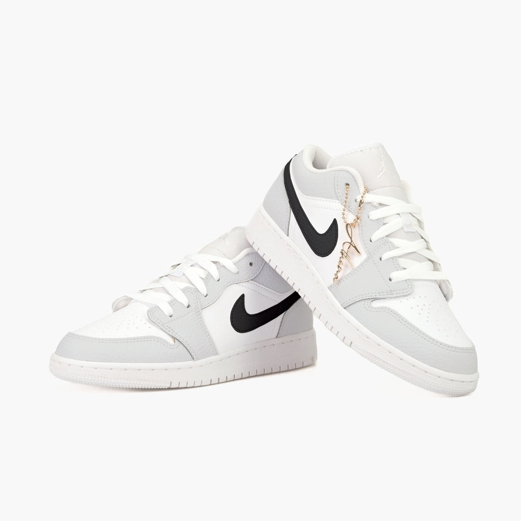 Custom Sneaker Nike Air Jordan 1 Low Custom Sneaker Grau Schwarz Handgemachte Schuhe von Athena
